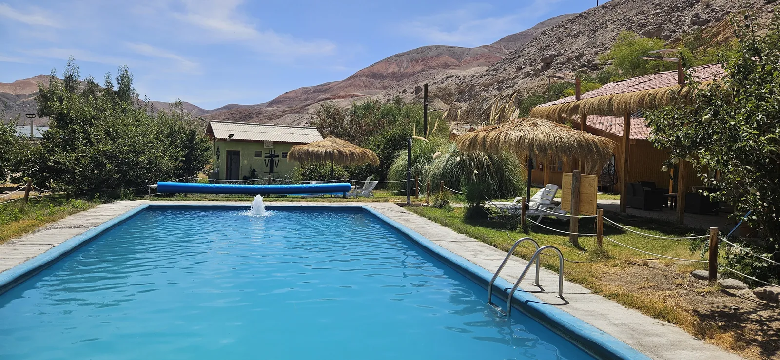 Piscina temperada con vista a la montaña